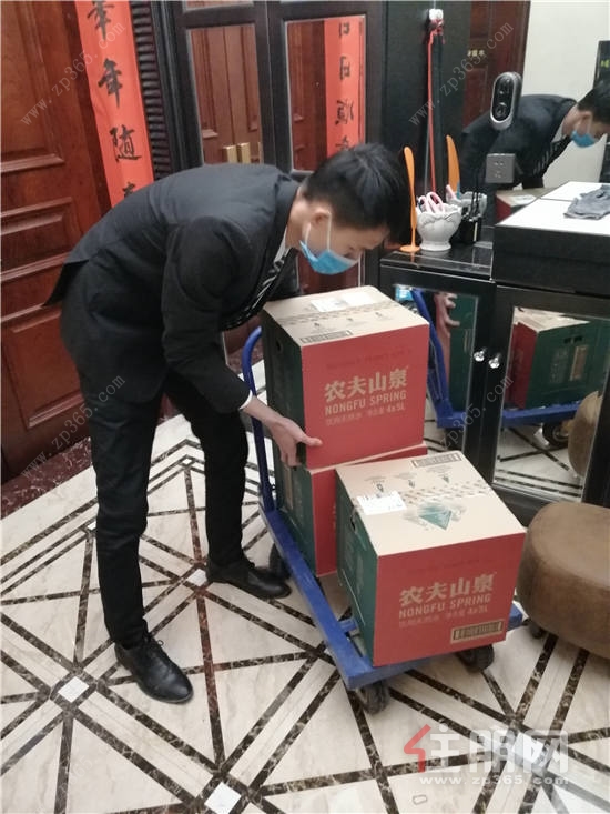 榮和集團(tuán) 工作人員送日用食材.jpg